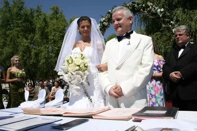 Cum-arată-acum-iubita-cu-care-Irinel-Columbeanu-voia-de-fapt-să-se-căsătorească.-Încă-e-superbă-