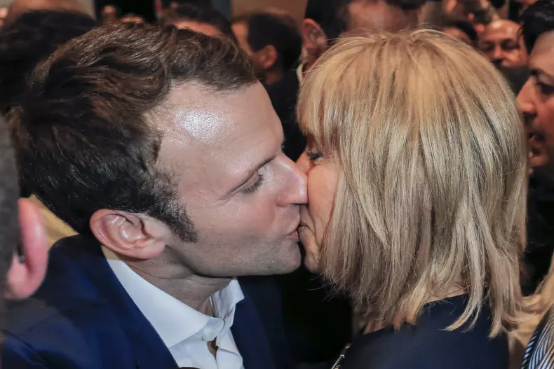 Exclusif - Emmanuel Macron et sa femme Brigitte Trogneux s'embrassent après le meeting du rassemblement "En Marche" à la Mutualité à Paris