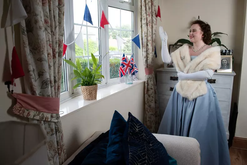 YOUNG QUEEN ELIZABETH LOOK-A-LIKE