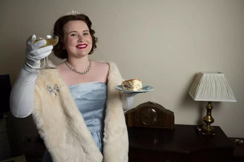 YOUNG QUEEN ELIZABETH LOOK-A-LIKE