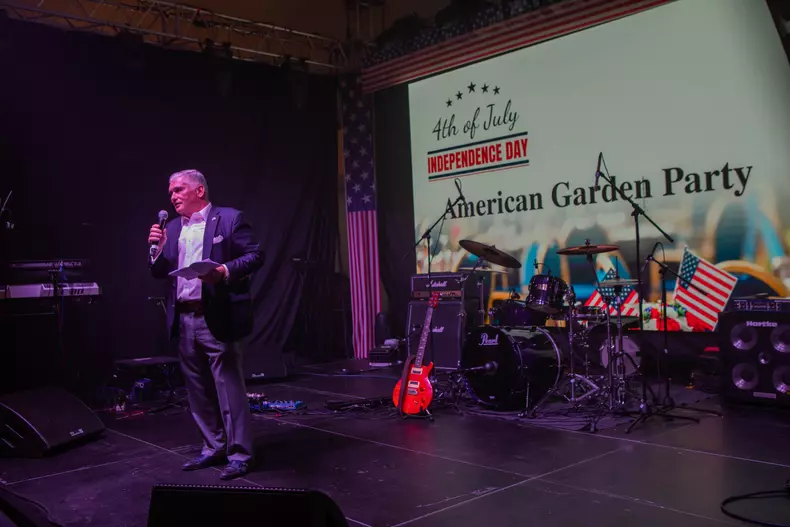 Ambasadorul-Adrian-Zuckerman-ret.