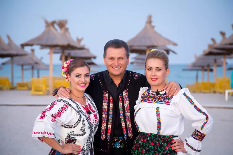 Nea Marin si fiicele sale