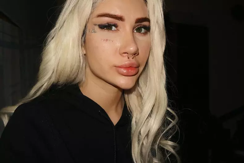 bia khalifa cine este