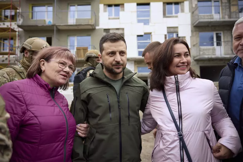 Ukrainian President Volodymyr Zelensky visits Izium