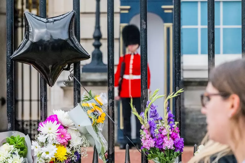 Mourners gather at Buckingham Palace after Queen Elizabeth the second died yesterday., Buckingham Palace, London - 09 Sep 2022