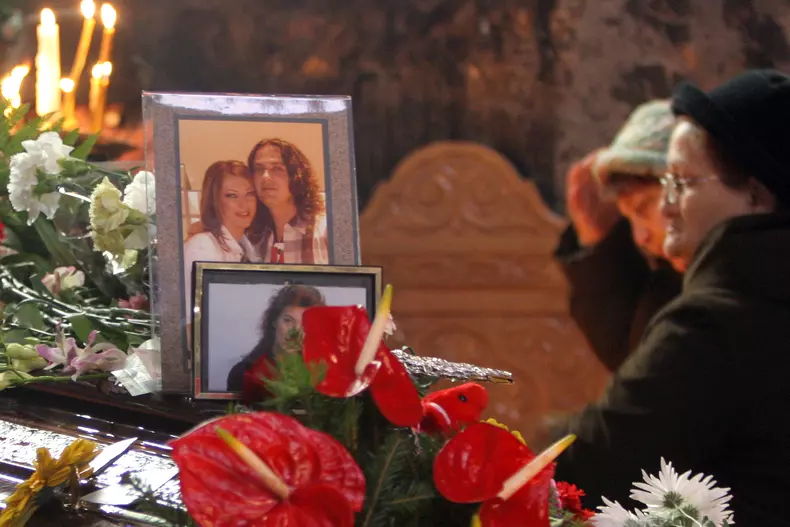 LAURA STOICA - CIMITIRUL BELLU