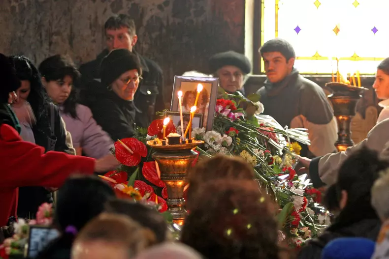 LAURA STOICA - CIMITIRUL BELLU