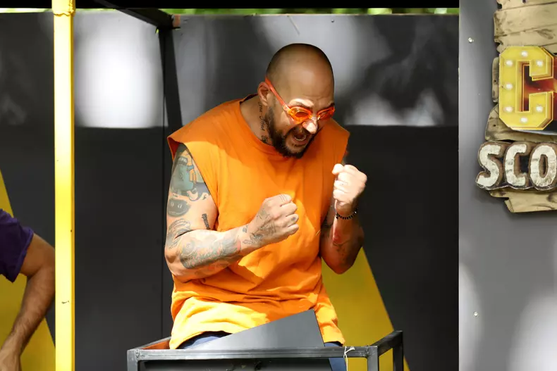 Cristi-Mitrea-Sunt-celebru-scoate-ma-de-aici-1