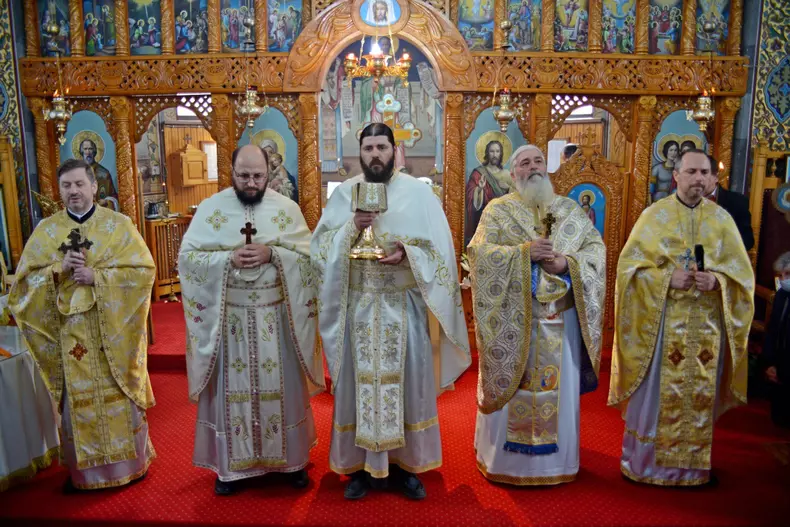 parintele-calistrat-chifan-in-parohia-sancraiu-de-mures-1_0