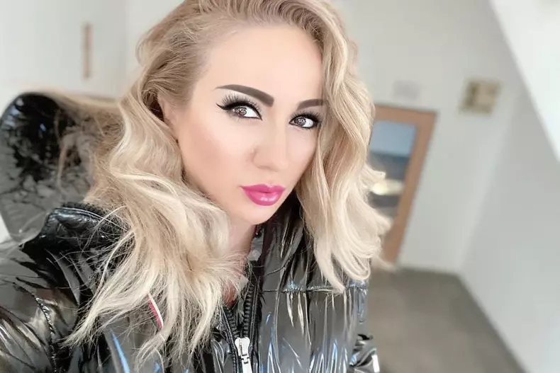 cu-ce-se-ocupa-rocsana-marcu-in-anglia.-fosta-vedeta-tv-si-a-schimbat-viata_-la-noi-era-bataie-de-j