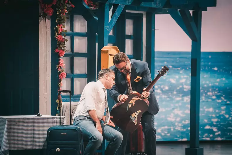 loredana-si-cornel-ilie-s-au-sarutat-pe-scena-2