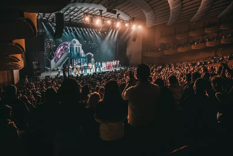 loredana-si-cornel-ilie-s-au-sarutat-pe-scena-5