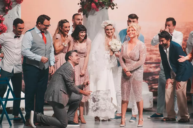 loredana-si-cornel-ilie-s-au-sarutat-pe-scena-7