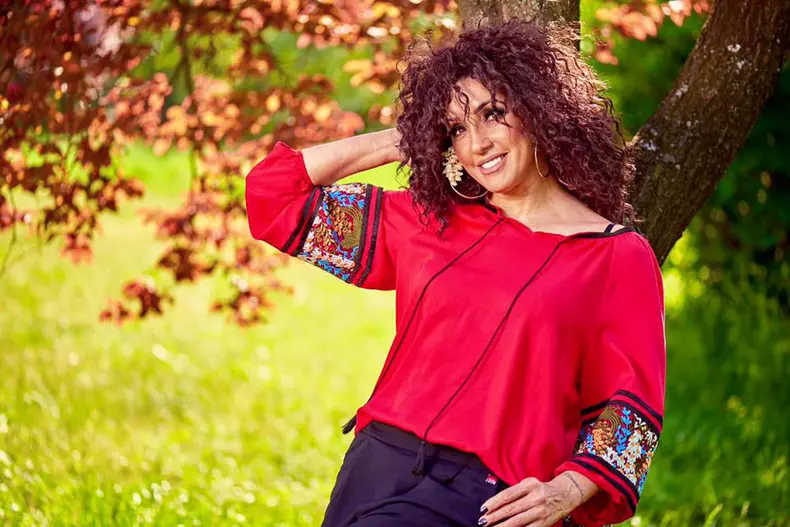 nico-probleme-cu-tenul-ce-a-patit-cantareata-la-varsta-ei-2