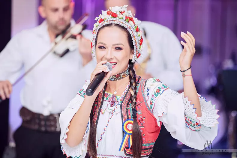 cati-bani-cere-de-fapt-vladuta-lupau-sa-cante-la-o-nunta.-veniturile-din-youtube-se-pare-ca-nu-i-ajung2