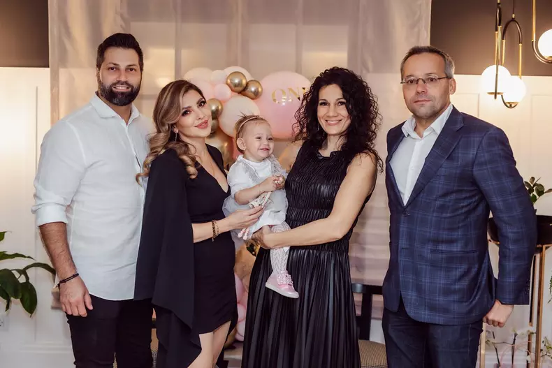 Celia cu familia și nașii