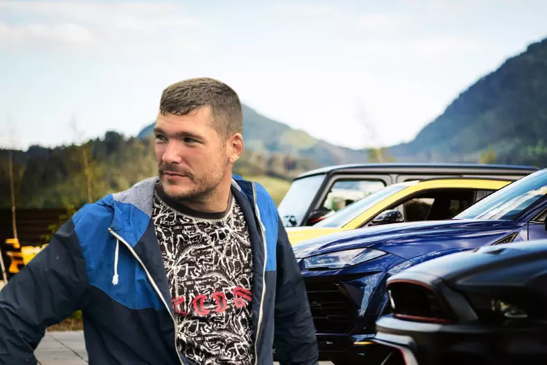 milionarul-din-brasov-care-are-masini-de-2-milioane-de-euro.-cine-e-calin-de-fapt