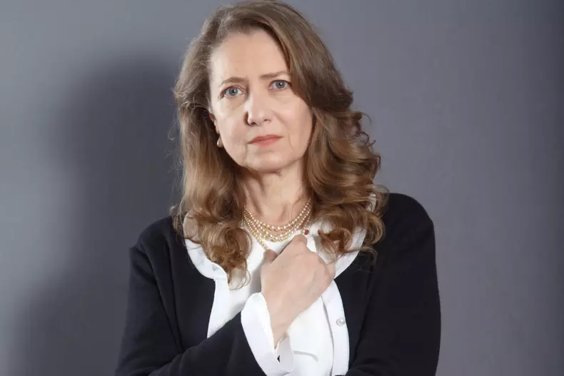 cine este ioana abur