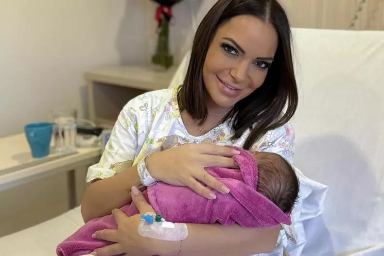 decizia-neasteptata-luata-de-andreea-antonescu-dupa-ce-a-nascut.-cum-se-poate-numi-fetita-sa-exclusiv-2-1024x683-1
