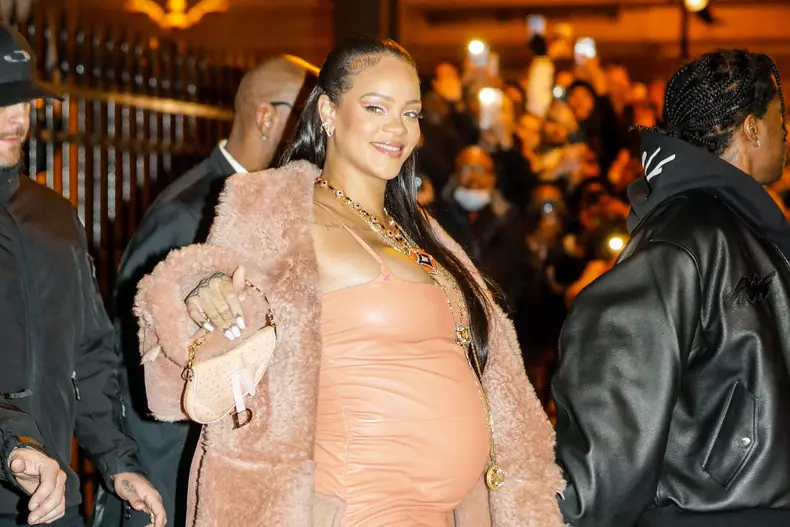Rihanna, enceinte, et son compagnon Asap Rocky au défilé Off-White Femme Automne/Hiver 2022/2023 lors de la Fashion Week de Paris