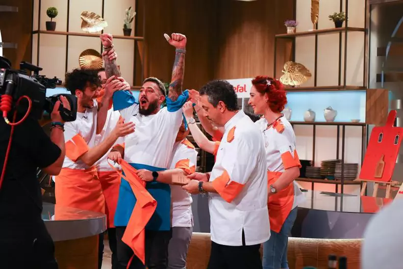 rasturnare-de-situatie-la-chefi-la-cutite-intr-o-editie-lider-de-audienta-cosmin-berki-a-fost-salvat-de-echipa-saint-tropez-18863717