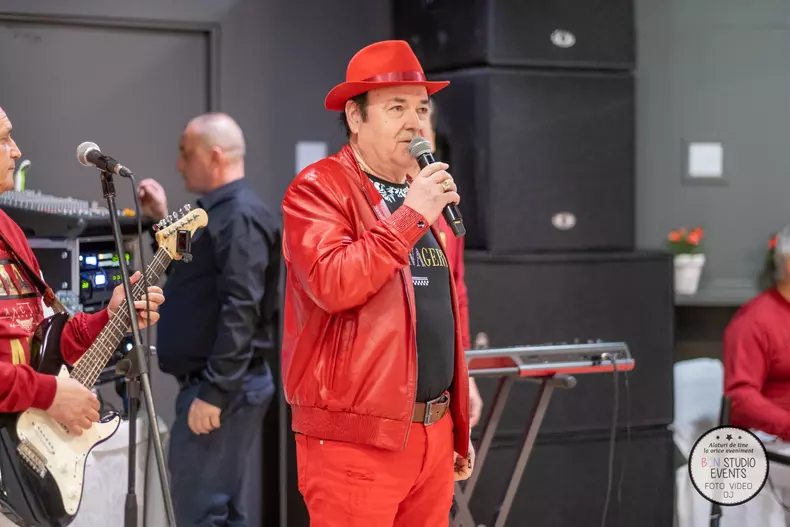 exclusiv.-nelu-vlad-solistul-trupei-azur-certat-de-un-urias-al-fotbalului-romanesc.-cine-l-a-emotionat-pana-la-lacrimi-rar-mi-s-a-intamplat-in-viata-mea-de-artist