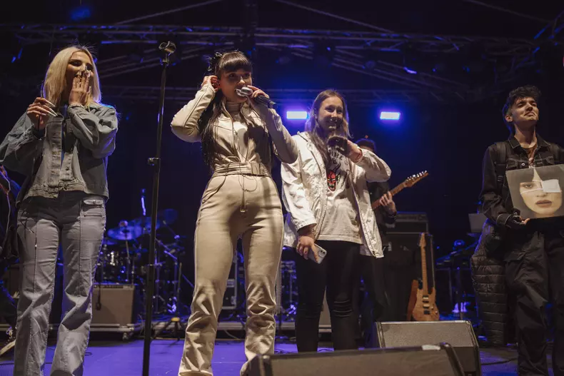 irina-rimes-x-huawei-freeclip-1