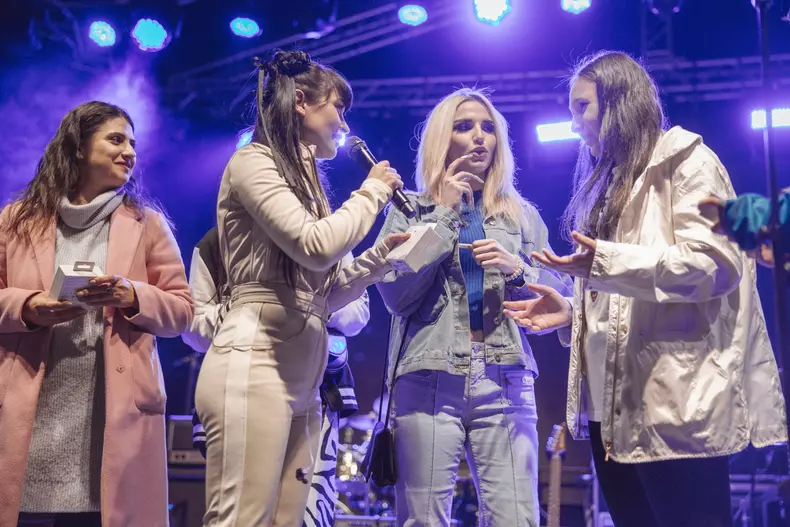 irina-rimes-x-huawei-freeclip-8-1