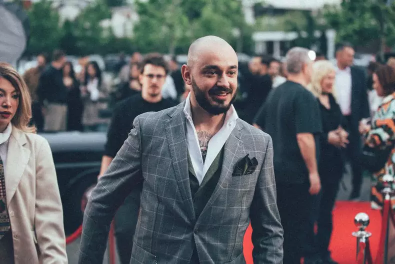 victor-dorobantu-560