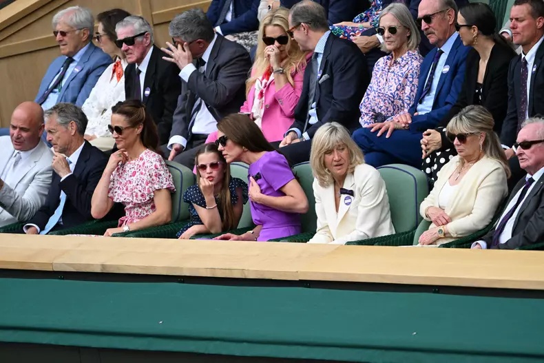 Catherine (Kate) Middleton avec la princesse Charlotte et Pippa Middleton dans les tribunes de la finale du tournoi de Wimbledon 2024
