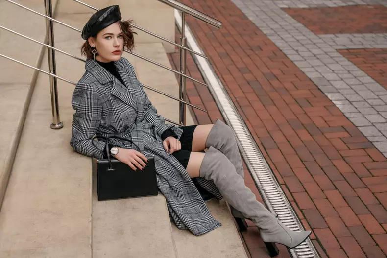 Outdoor,Full-length,Fashion,Portrait,Of,Elegant,Woman,Wearing,Classic,Checkered