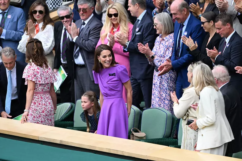 Catherine (Kate) Middleton avec la princesse Charlotte et Pippa Middleton dans les tribunes de la finale du tournoi de Wimbledon 2024