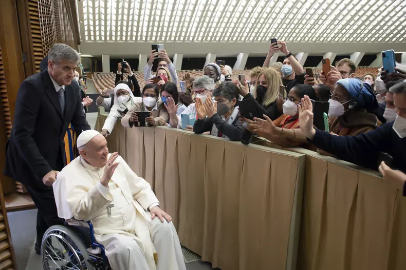 Pope Francis in a wheelchair during an audience at the Vatican / Photo 2022