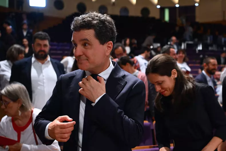 Romania's presidential finalists hold debate ahead of May 18 runoff vote