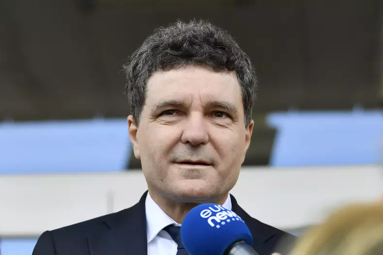 Romanians head to polls for 2nd round of presidential elections