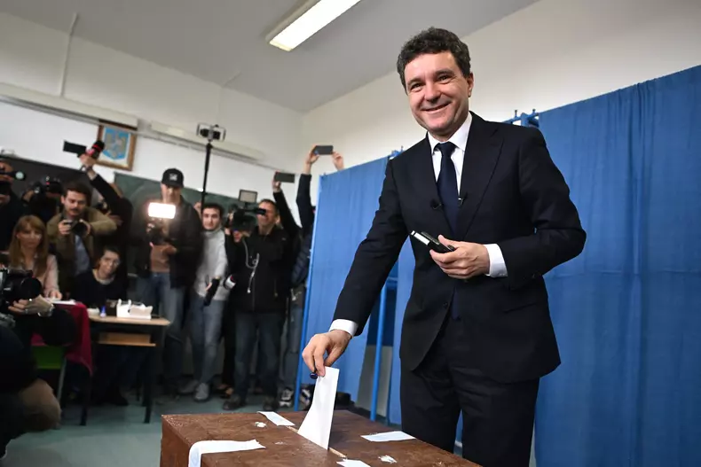 Romanians head to polls for 2nd round of presidential elections