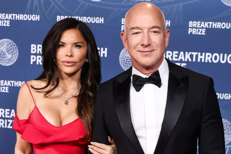 SANTA MONICA, LOS ANGELES, CALIFORNIA, USA - APRIL 05: American journalist Lauren Sanchez and boyfriend/American entrepreneur, business magnate, Founder and Executive chairman of Amazon Jeff Bezos arrive at the 11th Annual Breakthrough Prize Ceremony 2025