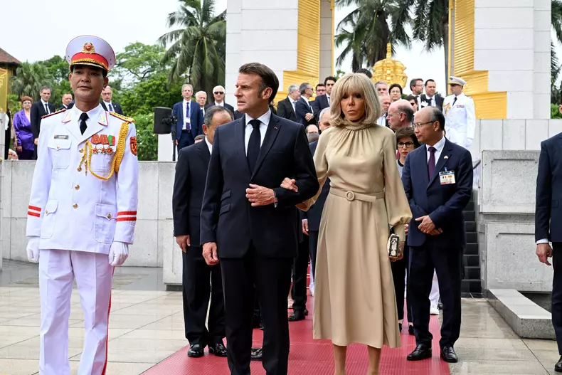 Le président Emmanuel Macron et sa femme Brigitte entament leur voyage en Asie du Sud-Est en commençant par le Vietnam