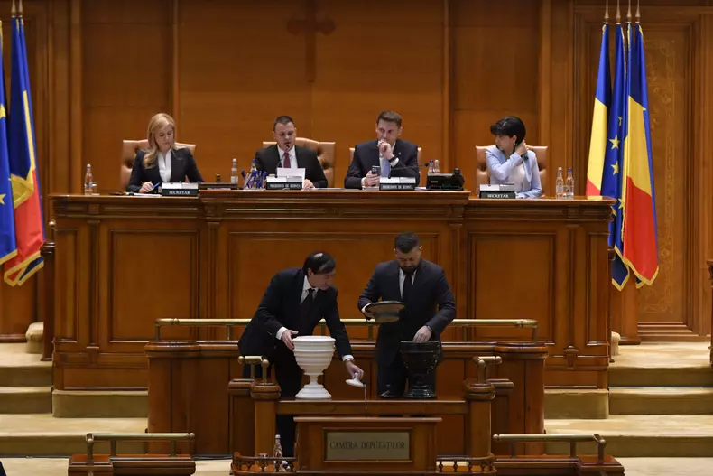 BUCURESTI - PARLAMENT - SEDINTA IN PLEN - VOT DE INVESTITURA A C