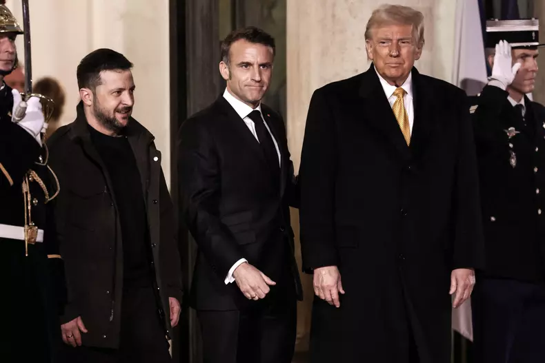 Le président français Emmanuel Macron reçoit ses homologues américain Donald Trump et ukrainien Volodymyr Zelensky au palais présidentiel de l'Elysée à Paris