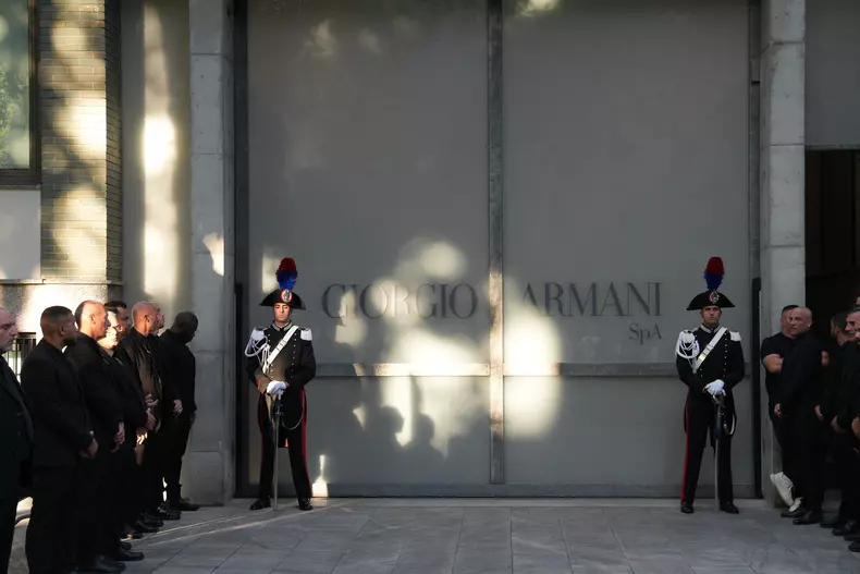 Milan, death of Giorgio Armani, the hearse leaves the chapel set up at the Armani/Teatro in via Bergognone,