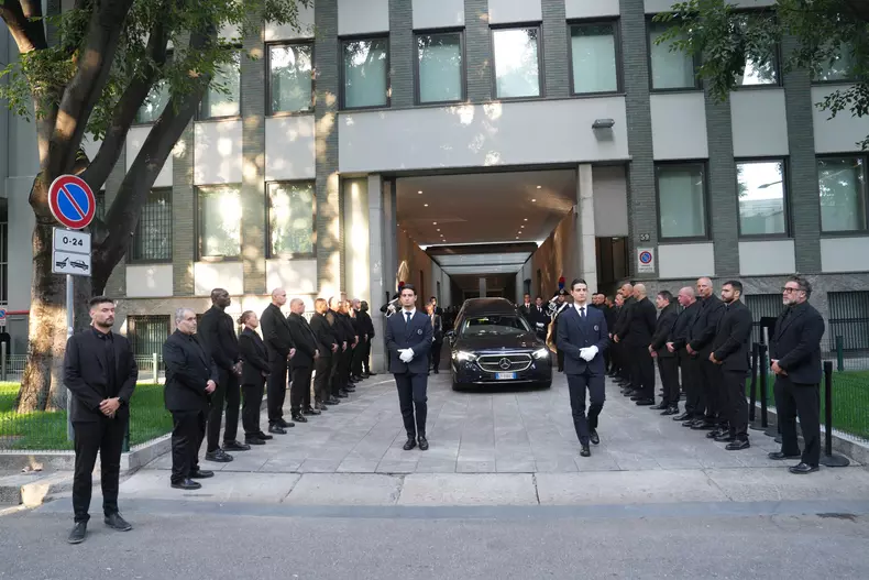 Milan, death of Giorgio Armani, the hearse leaves the chapel set up at the Armani/Teatro in via Bergognone,