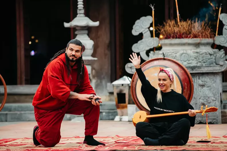 Anda Adam si Joseph in Asia Express