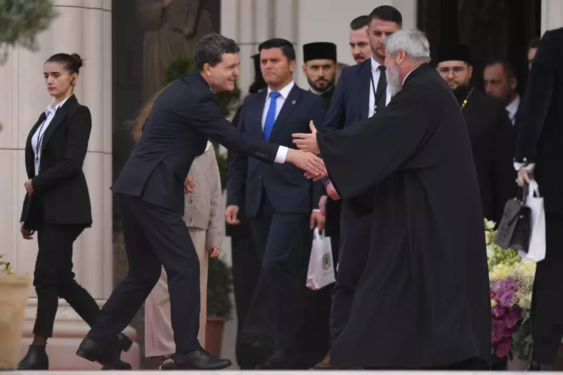 BUCURESTI - CEREMONIE DE SFINTIRE A PICTURII CATEDRALEI MANTUIRI