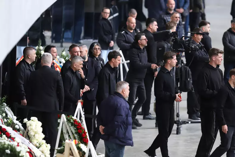 Familie la priveghiul lui Mircea Lucescu11