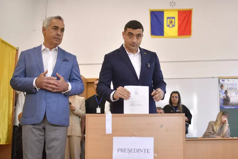 BUCURESTI  ALEGERI PREZIDENTIALE 2025  TURUL 1  GEORGE SIMION