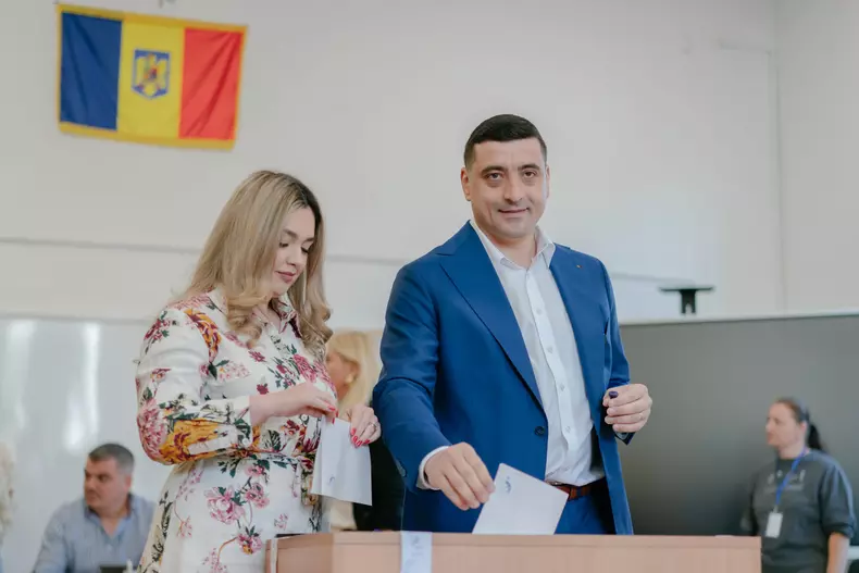 Romania Holds Presidential Election Runoff