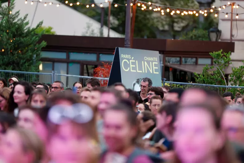“Paris Sings Céline” - Giant Karaoke In Tribute To Céline Dion
