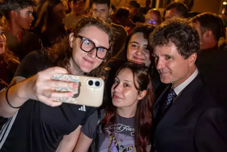 nicusor-dan-selfi-uri-cu-tineri-la-cluj--foto-nicusor-dan-facebook-10
