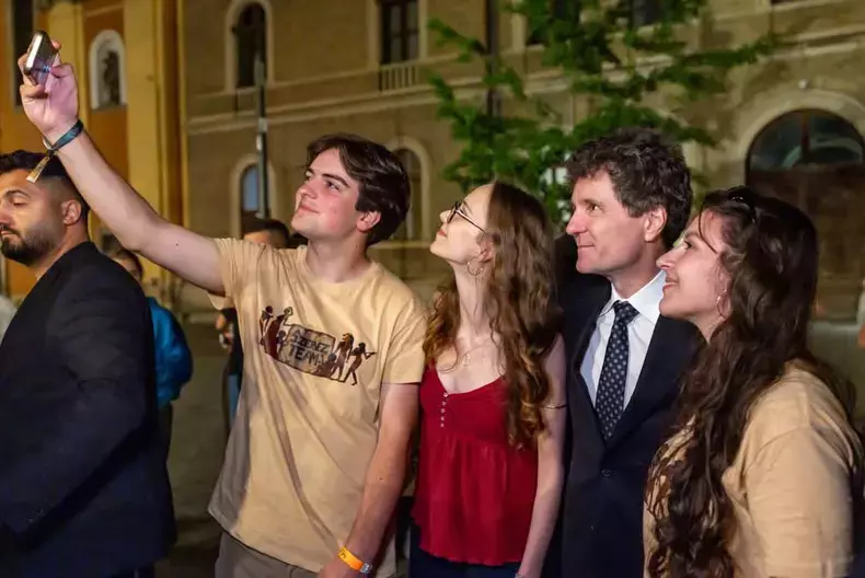 nicusor-dan-selfi-uri-cu-tineri-la-cluj--foto-nicusor-dan-facebook-13